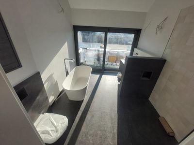 Elternbad im Einfamilienhaus – hochwertige Fliesenarbeiten von Fliesen Knöll