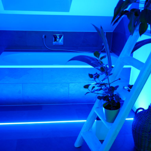 LED-Lichtleiste im Badezimmer – Fliesendetail von Fliesen Knöll